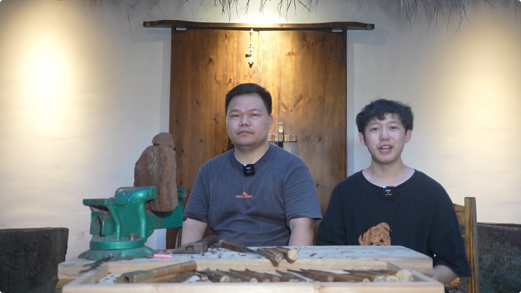 图片4：外景老师龚先成（右）与根雕非遗传承人吕洋明.jpeg