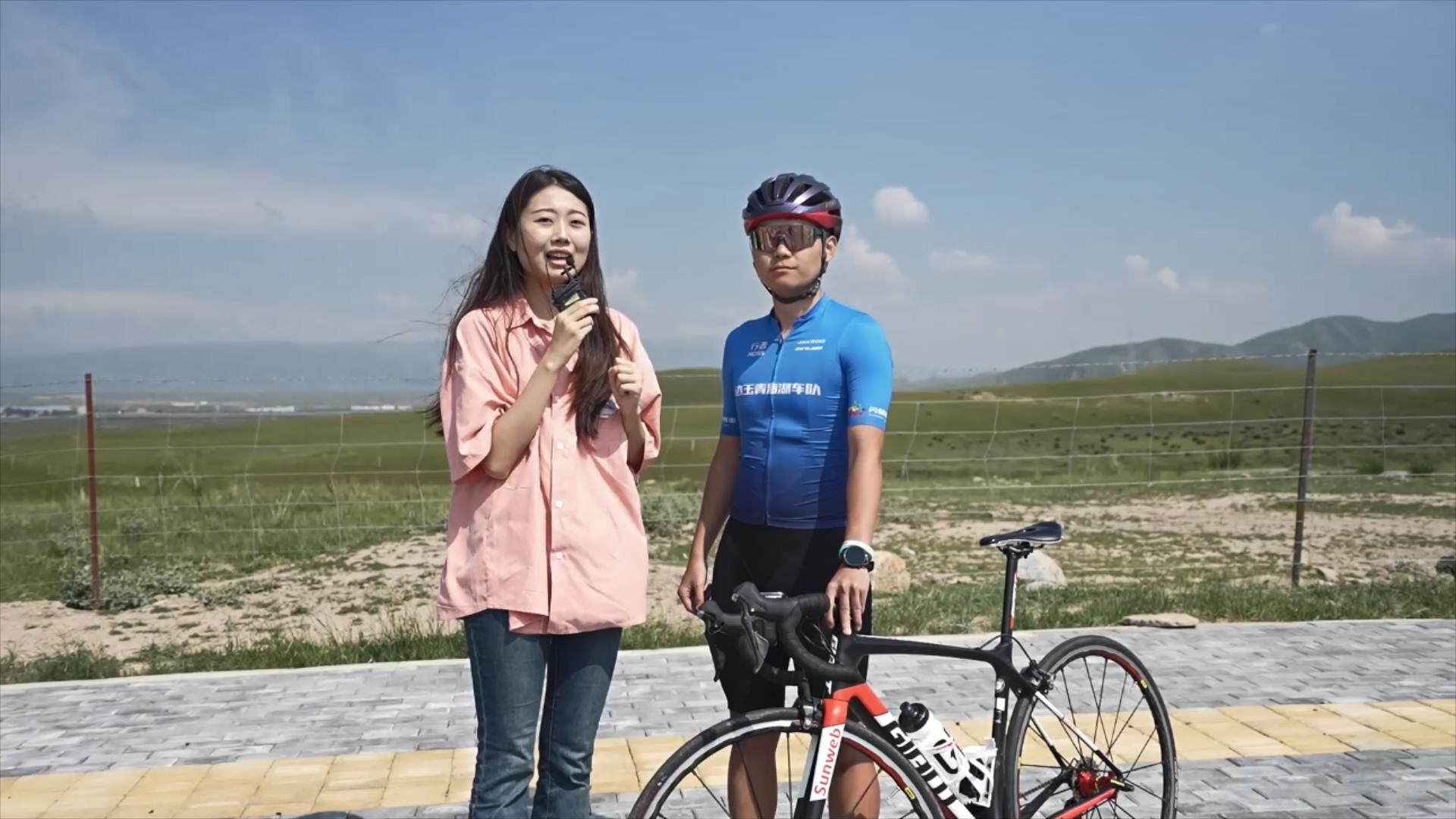 图6：采访青海湖边的骑手.jpg
